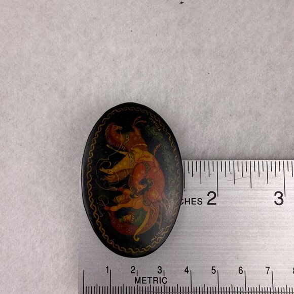 Russian Vintage Hand-Painted Brooch Black Lacquer Fairy Tale Oval Scene - Picture 5 of 5